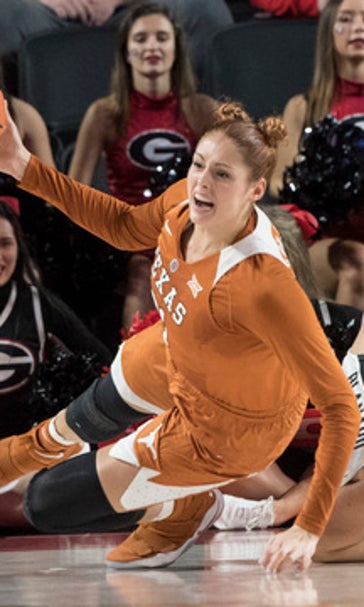 Atkins, White lead No. 2 Texas to easy win over Georgia (Dec 03, 2017)